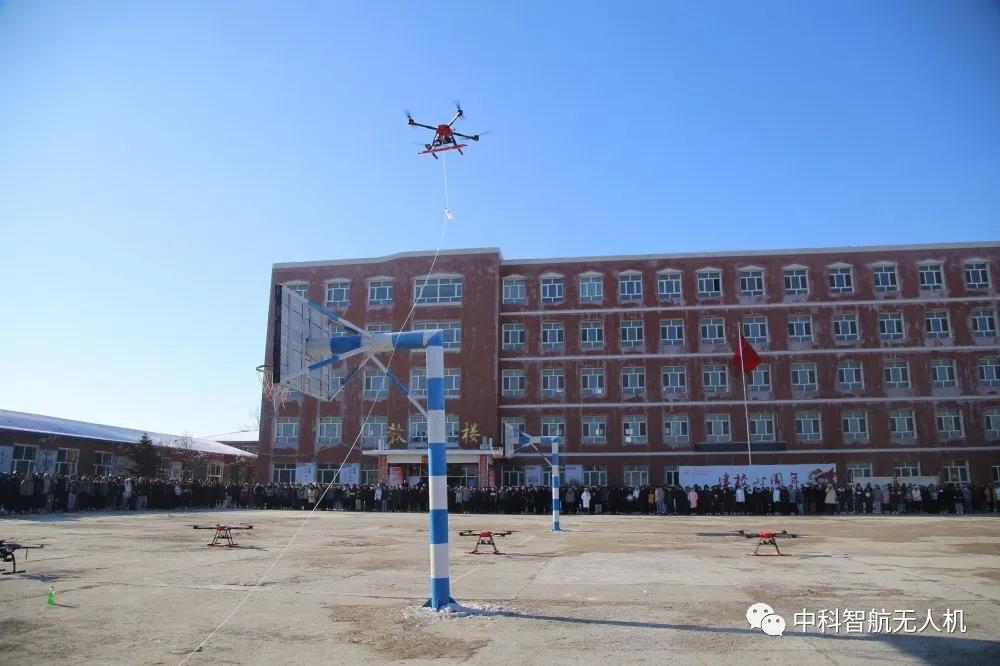 中科智航助力长春机械工程技工学校进行无人机表演